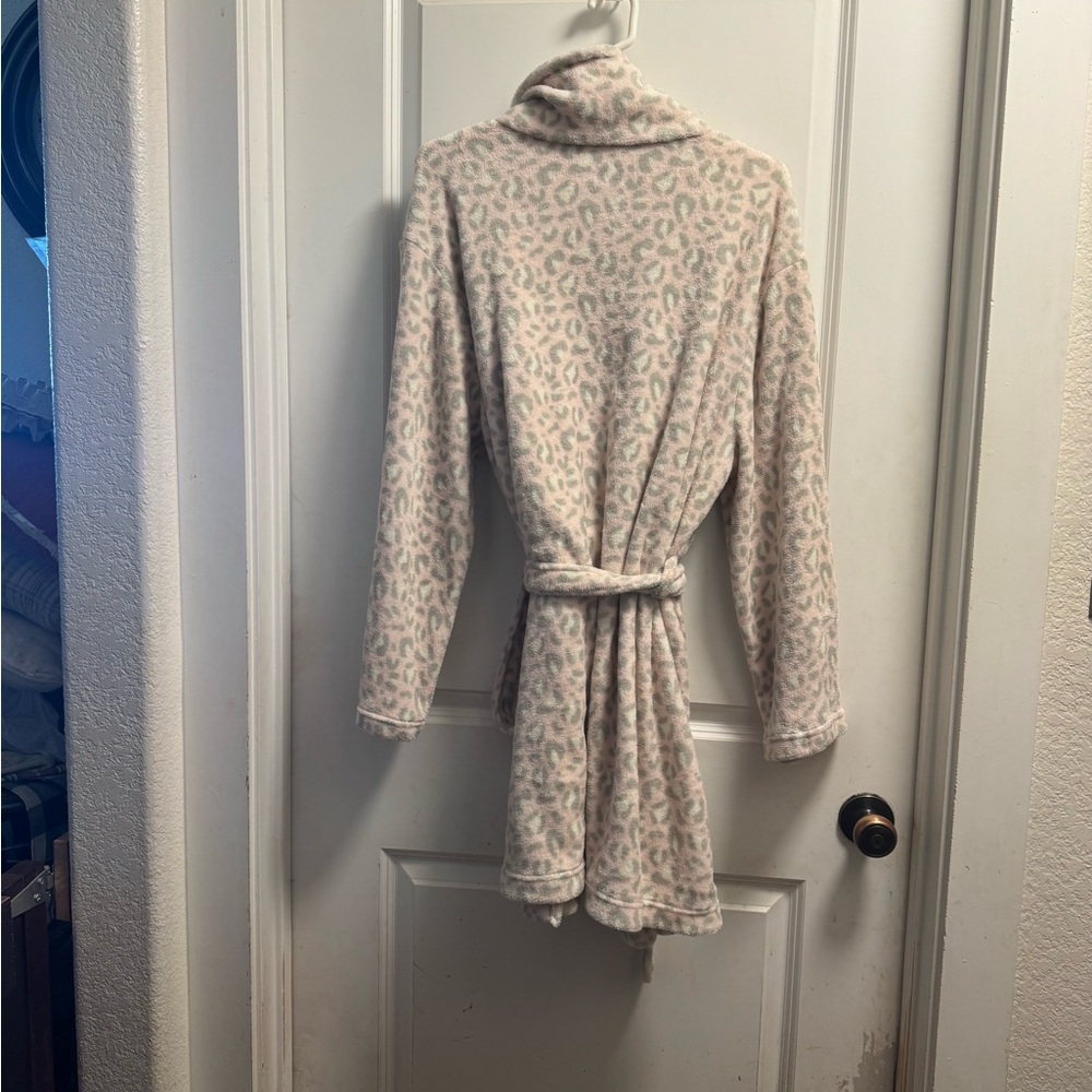 Cozy Pink Leopard Print Robe - Picture 3 of 6